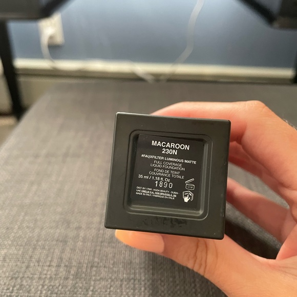 Huda Beauty Foundation - Picture 3 of 4